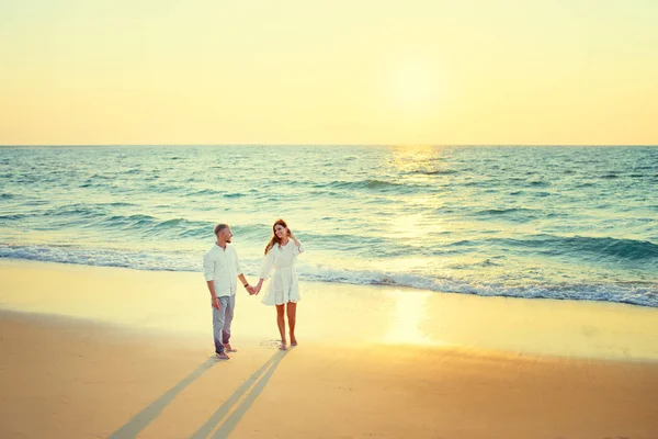 Junges Liebespaar Spaziert Gemeinsam Sandstrand Und Genießt Meer Und Sonnenuntergang — Stockfoto