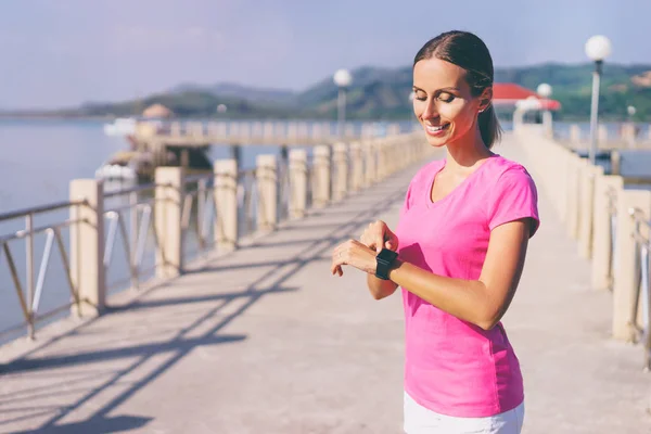 Jolie Jeune Femme Utilisant Traqueur Montre Intelligente Près Mer — Photo