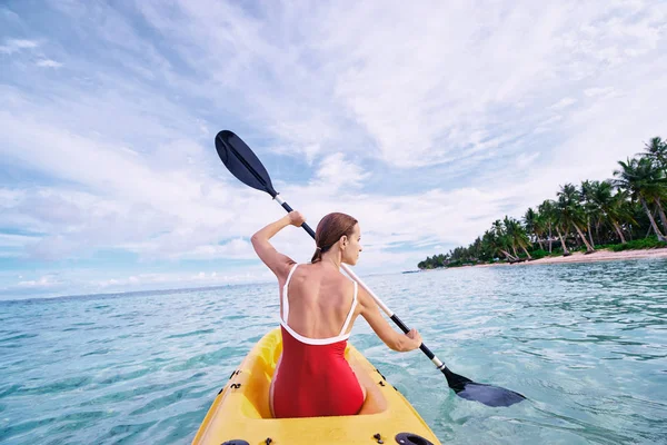 Giovane Donna Remare Kayak Mare Nella Laguna Tropicale Calma — Foto Stock