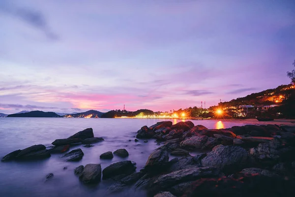 Hermoso Paisaje Con Mar Terraplén Cielo Púrpura Luces Ciudad — Foto de Stock