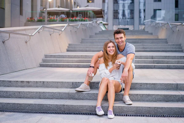 Çekici Genç Seven Birlikte Şehrin Merdivenlerde Oturan Çift — Stok fotoğraf