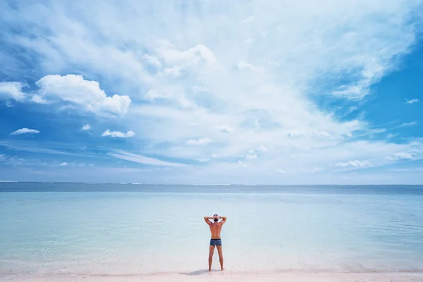 Achteraanzicht Van Ontspannen Gespierde Jongeman Genieten Van Prachtige Tropische Zee — Stockfoto