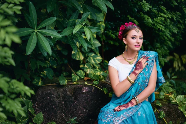 Girl Bollywood Dancer Sari Henna Hands — Stock Photo, Image