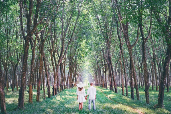Romantik Çift Beyaz Bez Yeşil Park Yürüyordunuz Bir Tarih Olan — Stok fotoğraf
