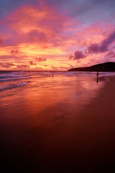 Belo Pôr Sol Praia Oceano Com Céu Refletindo Água — Fotografia de Stock