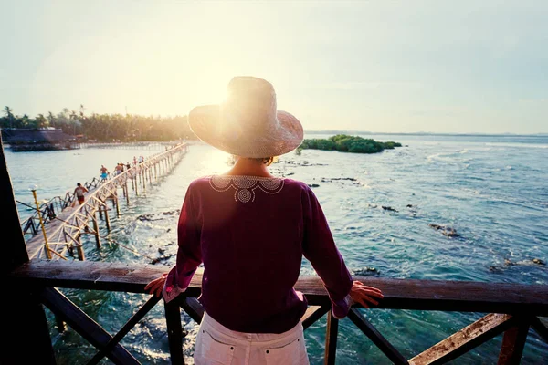 Mujer Con Sombrero Disfrutando Puesta Del Sol Vista Mar Desde —  Fotos de Stock