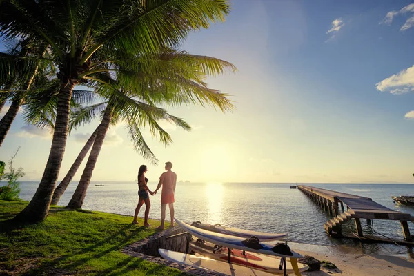 Young Loving Couple Standing Together Bay Enjoying Beautiful Sea View — Stock Photo, Image