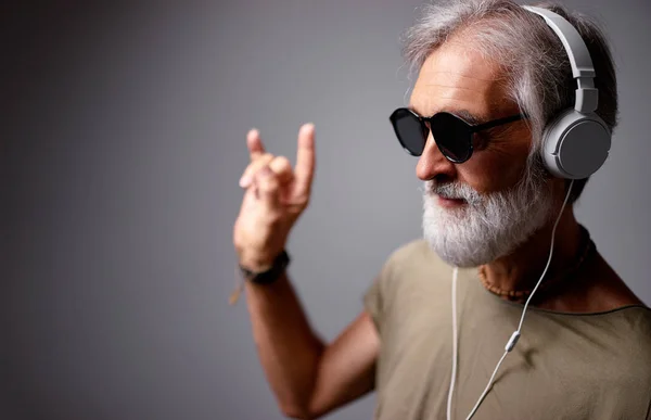 Portrait Studio Bel Homme Âgé Avec Barbe Grise Écouteurs — Photo