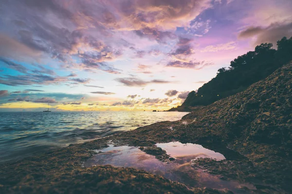 Bela Paisagem Com Nuvens Coloridas Pôr Sol Mar — Fotografia de Stock