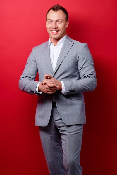 Retrato Joven Hombre Negocios Guapo Traje Pie Contra Pared Roja — Foto de Stock