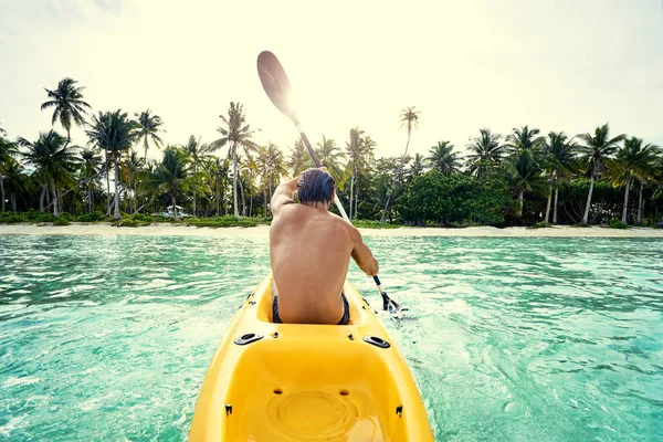 Giovane Uomo Remare Kayak Mare Nella Laguna Tropicale Calma — Foto Stock