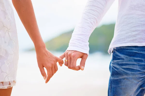 サンセット ビーチで手をロマンチックなカップルは持株のクローズ アップ ビュー — ストック写真