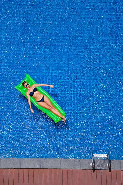 Vista Superior Mujer Joven Delgada Bikini Colchón Aire Verde Gran — Foto de Stock
