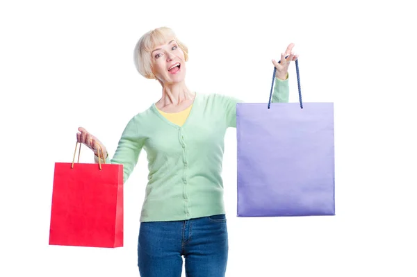 Feliz Mujer Mediana Edad Sosteniendo Bolsas Compras Mientras Está Pie —  Fotos de Stock