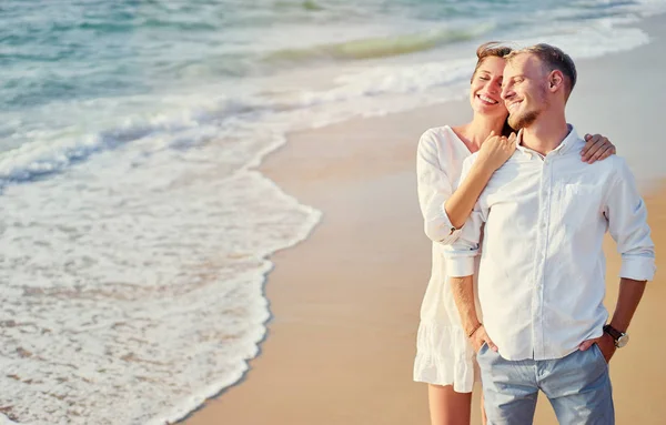 Belo Casal Amoroso Pano Branco Abraçando Praia — Fotografia de Stock