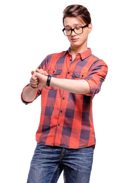 Jovem Homem Bonito Óculos Olhando Para Relógio Mão — Fotografia de Stock