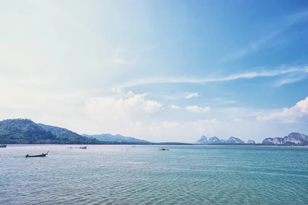 Прекрасний Вид Традиційні Тайські Довгохвостий Човни Скелі Горизонті — стокове фото