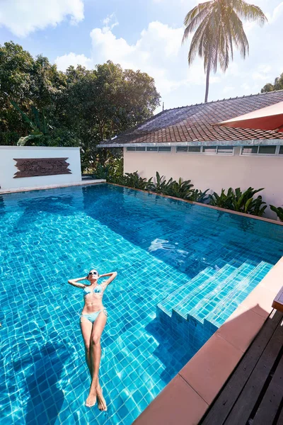 Mujer Joven Bikini Piscina — Foto de Stock