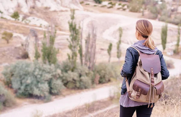 山の景色を楽しみながらのバックパックで旅行の若い女性 — ストック写真