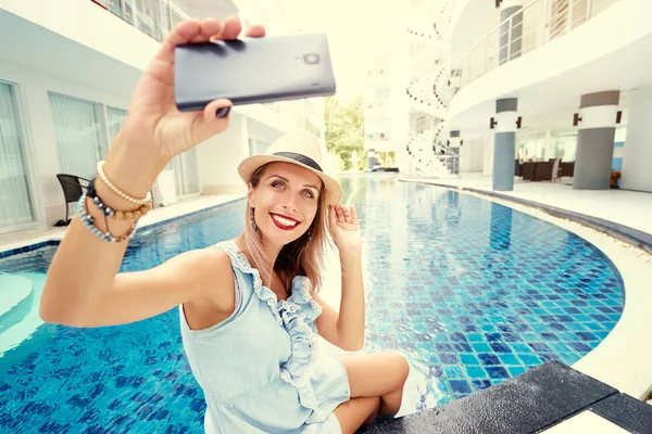 Hübsche Junge Frau Macht Mit Smartphone Selfie Schwimmbad — Stockfoto