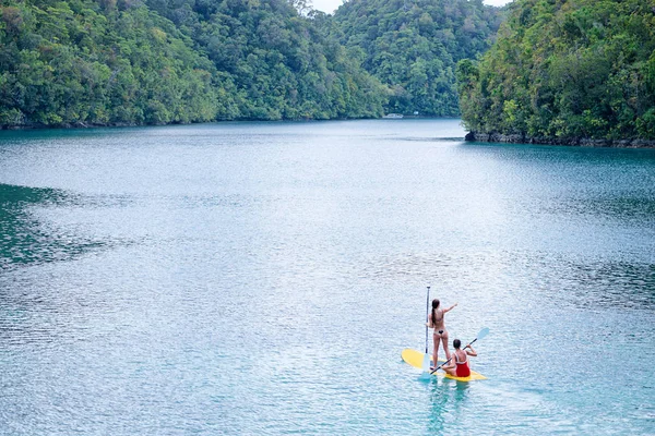Jovens Mulheres Navegando Juntas Bela Lagoa Calma — Fotografia de Stock