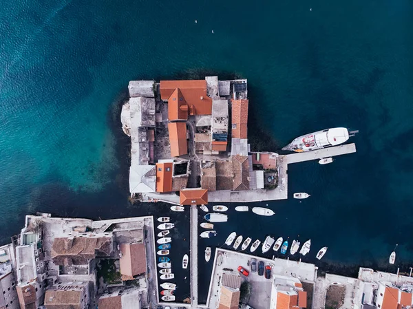 Kastel Gomilica 달마티아 크로아티아에서 해안의 항공기에서 아드리아 유명한 관광지 — 스톡 사진