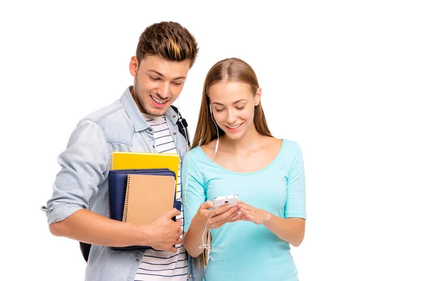 Jovens Estudantes Atraentes Casal Usando Smartphone Juntos — Fotografia de Stock