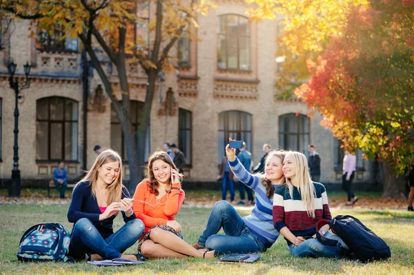 Grupo Estudiantes Sonrientes Con Teléfonos Inteligentes Que Divierten Juntos Aire — Foto de Stock