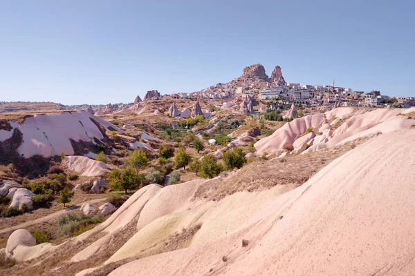 Zwiedzanie Słynnej Cappadocia Anatolia Piękny Krajobraz Góry Jaskinie Pochmurnego Nieba — Zdjęcie stockowe