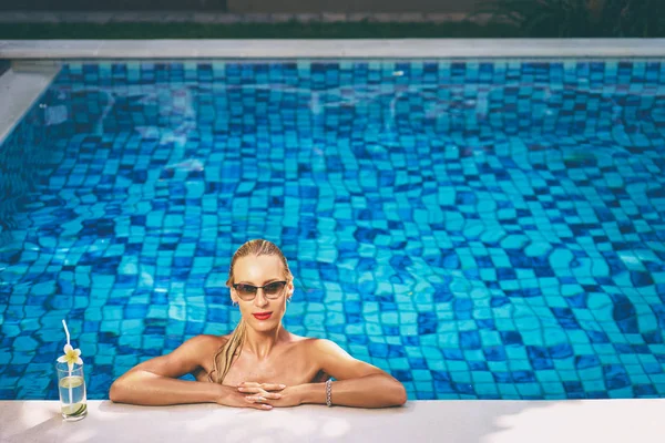 Hübsche Junge Frau Trinkt Cocktail Schwimmbad — Stockfoto