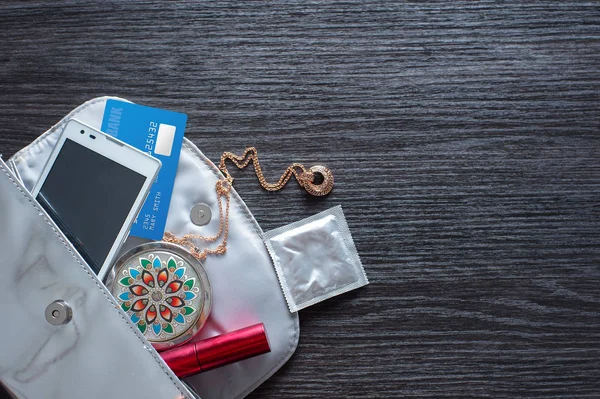 Διαφορετικά Αντικείμενα Ξύλινα Φόντο Ασήμι Τσάντα Smartphone Τραπεζική Κάρτα Μικρό — Φωτογραφία Αρχείου