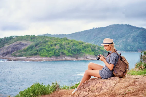 Jovem Mulher Chapéu Com Mochila Segurando Câmera Desfrutando Vista Mar — Fotografia de Stock