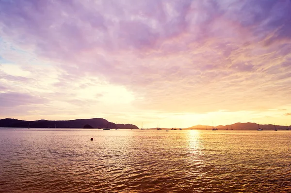 Πολύχρωμη Θέα Θάλασσα Παραλία Όμορφο Ηλιοβασίλεμα Φόντο — Φωτογραφία Αρχείου