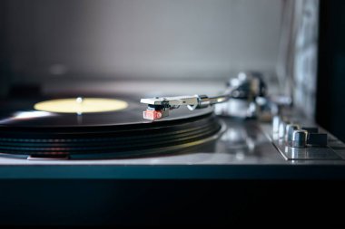 Pikap vinil plak çalar. Disk jokey için retro ses ekipmanları. 