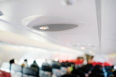 uyarı ışığı görmek uçağın içinde oturum açın. Sigara İçilmez.