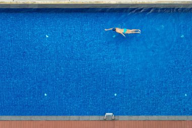  Havuzda adamın üstten görünüm.