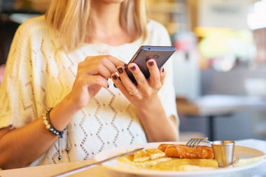 Cep telefonu elele kadın sosyal medya manifatura