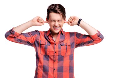 Yakışıklı genç adam ekose gömlekli birşey dinleyebilir reddederek parmaklarıyla kulaklarını kapatma