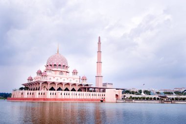 Mescidi Putra doğal görünümünü aka Putra Camii büyük yapısı/mimari birini Putrajaya Malezya yer..
