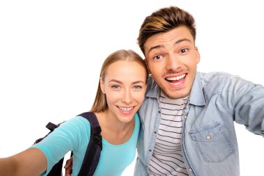 Genç çekici öğrenci çift alma selfie birlikte. Beyaz izole