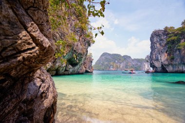 Kayalar, uçurumlar, tropikal plaj ile güzel manzara görünümünü. Krabi, Tayland.