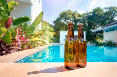 Kapalı Yüzme havuz kenarında bira iki şişe.