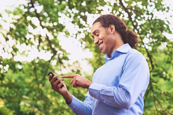 Bonito Homem Pele Escura Dialin Número Smartphone — Fotografia de Stock