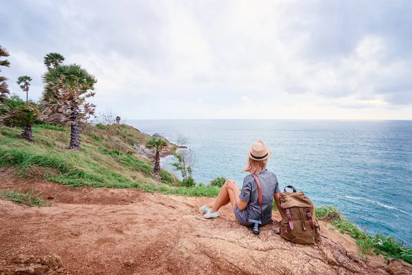 Jeune Femme Avec Caméra Sac Dos Profitant Vue Sur Mer — Photo