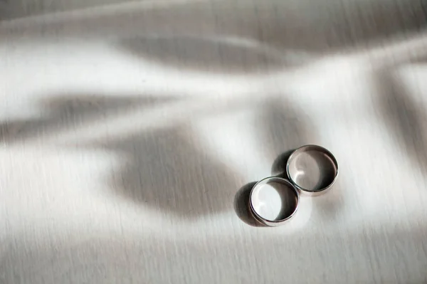 Vista Cerca Par Anillos Boda Oro Blanco —  Fotos de Stock