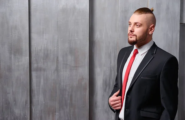 Portret Van Knappe Jongeman Dragen Van Smoking Rode Stropdas — Stockfoto