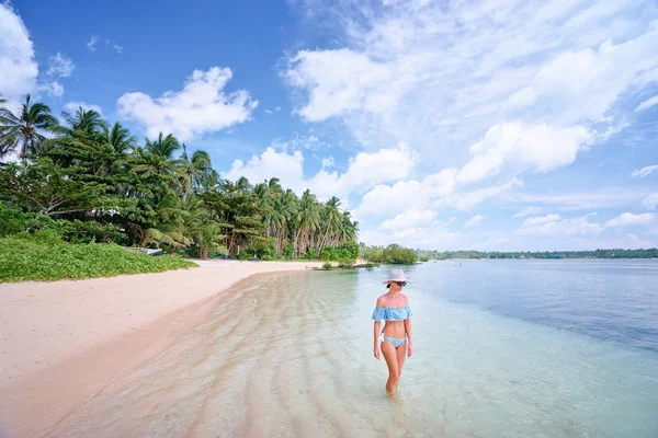 Jovem Caminhando Bela Praia Tropical Areia Branca — Fotografia de Stock