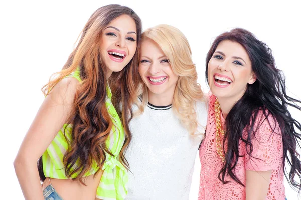 Tres Hermosas Mujeres Jóvenes Riendo Pie Juntas — Foto de Stock