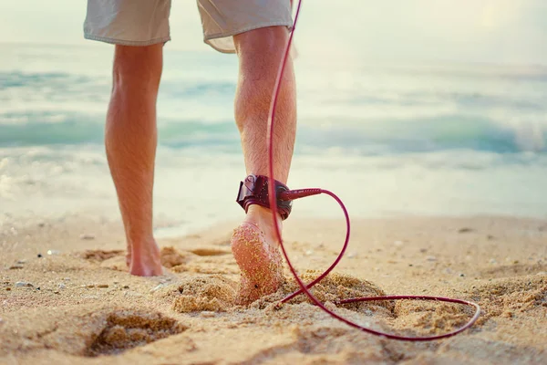 Close Van Surfer Voeten Zand Strand — Stockfoto