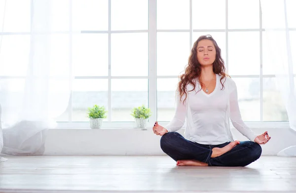 Aantrekkelijke Jonge Vrouw Zitten Lotus Positie Vloer Met Gesloten Ogen — Stockfoto